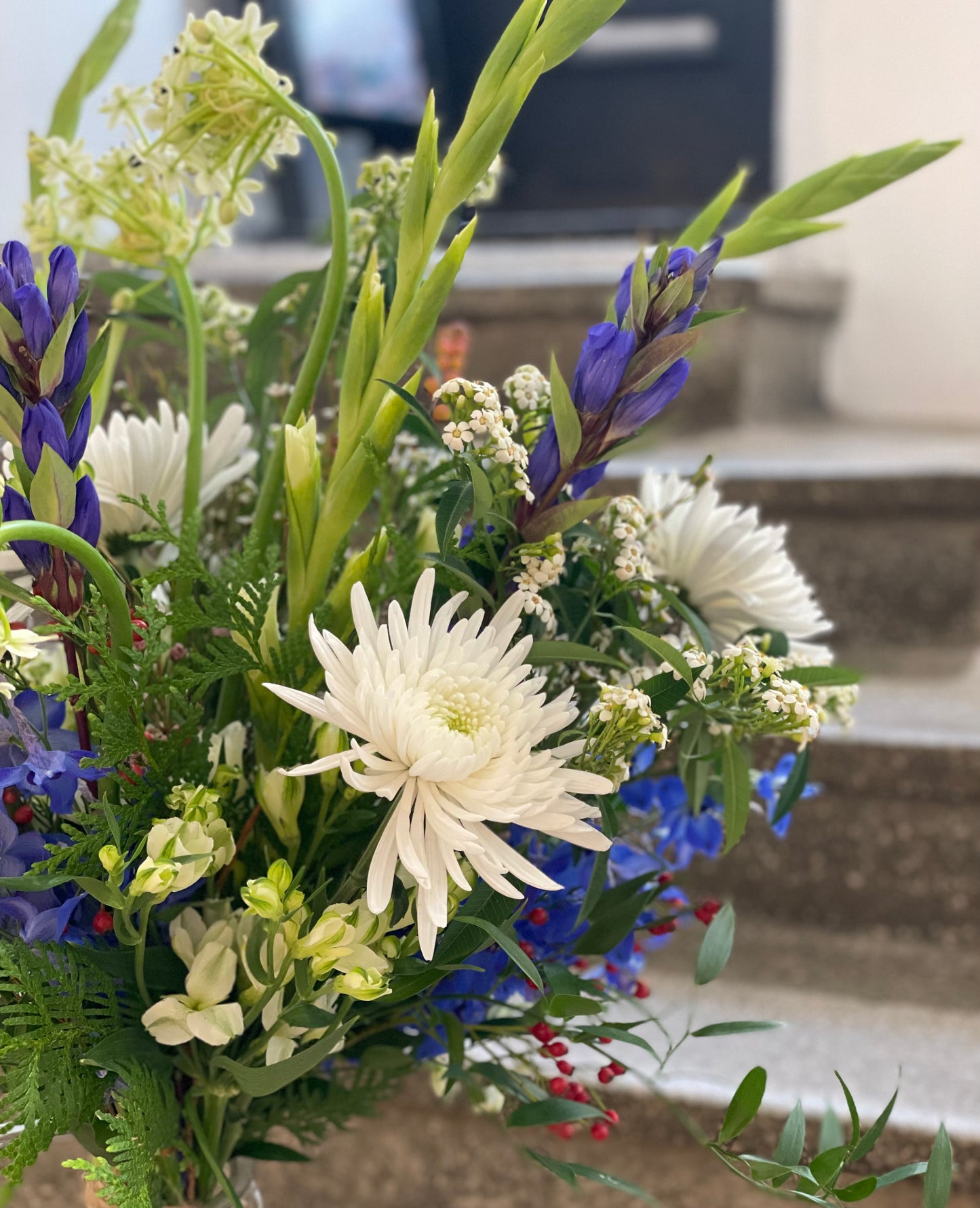 Kimput ja asetelmat muistotilaisuuteen