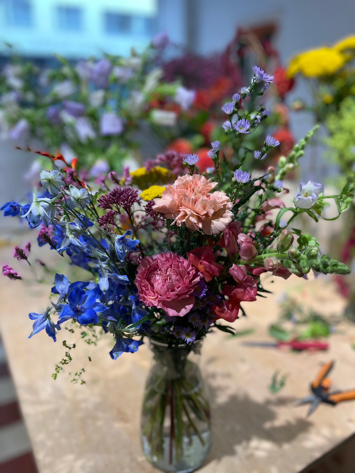 Kimput ja asetelmat muistotilaisuuteen