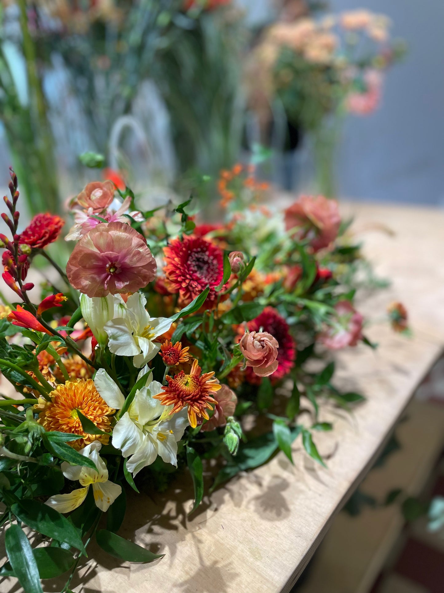 Kimput ja asetelmat muistotilaisuuteen